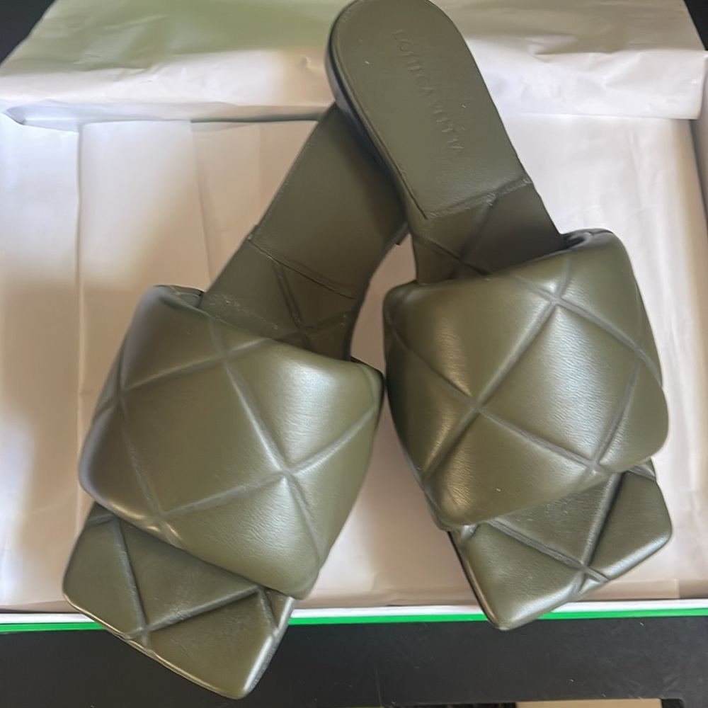 EUC Bottega Veneta Quilted Leather Lido Slide. Worn once for a few hours